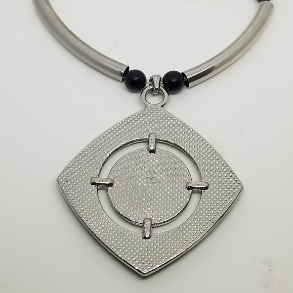 NY COLLECTION SILVERTONE WIRE & BLACK PENDANT MODERNIST STYLE NECKLACE - Picture 4 of 5